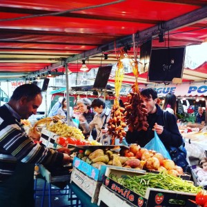 Les couleurs vives de nos marchés parisiens à nouveau presentes dans nos rues #Paris12 #Paris #parisattacks #fluctuatnecmergitur