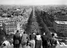 8 mai 1945 Paris est en liesse et aspire à la Paix